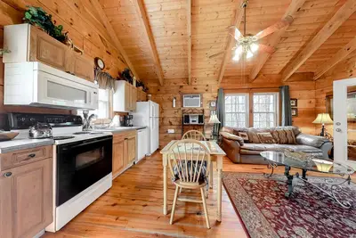 Image de Cabane en rondins adaptée aux chiens avec bain à remous, terrasse grillagée et baignoire à jets en forme de cœur!