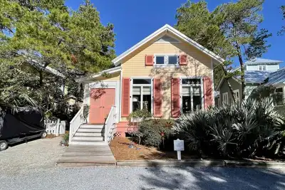 Image de Salon des professeurs en bord de mer, près du parc, des piscines et de la plage. Grands porches!