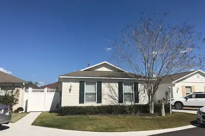 Image de Magnifiquement décorée 2 Bdrm 2 Ba Ctyd villa, voiturette de golf, barbecue et WiFi inclus!