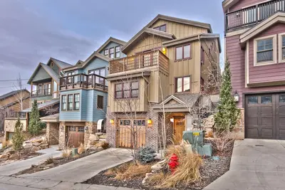 Image de Marche pour faire du ski. Old Town Park City. Spa privé. descendez les «escaliers courts» jusqu'à la rue principale historique. Idéal pour les grands groupes.