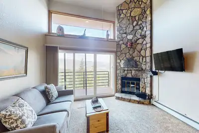 Image de Charmant condo avec vue sur la montagne avec piscine partagée et bain à remous, plus le confort de la maison!