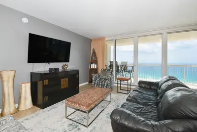 Image de Spacieux condo de 3 chambres, 3 salles de bain en bord de mer avec balcon privé!
