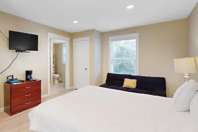Image de Beau studio avec une vue magnifique et accès à la plage à proximité - les chiens sont les bienvenus!