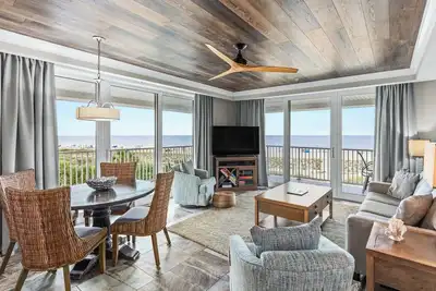 Condo de coin en bord de mer au dernier étage avec vue panoramique, intérieur récemment rénové, piscines en bord de mer