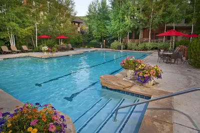 Image de Aspenwood Lodge Arrowhead Village Ski-In Ski-Out, piscine et bain à remous, bien meublé