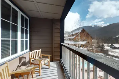 Image de Condo de montagne confortable avec piscine et bain à remous partagés - à proximité des pistes!