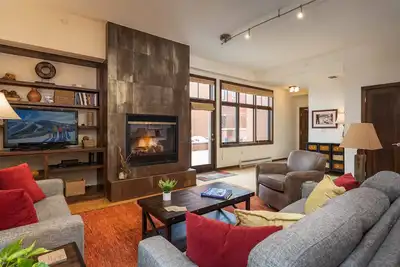 Image de Condo de luxe dans le centre-ville | Patio privé | Des étapes pour tout! | Décor chic et moderne