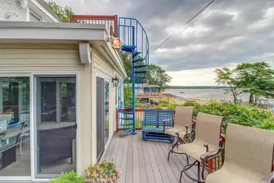 Image de Maison au bord du lac avec accès à l'eau, vue sur les montagnes, terrasse privée et patio