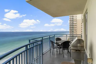Image de Incroyable vue sur la plage ~ Gulf Front Condo ~ piscine, bain à remous, Fitness & More!