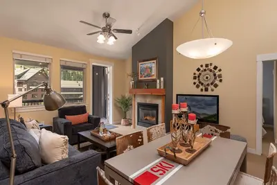 Image de Traversée du fleuve Fraser 3611 par WPLCo | Penthouse 2 ch | Tout est neuf! | Grands équipements!
