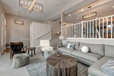 Image de Parc ville ours creux. Mobilier de montagne. Club House avec des équipements complets, y compris piscine / bain à remous. Marchez vers les sentiers de randonnée et de vélo. Itinéraire Gratuit de la navette Park City. Parfait pour les familles!