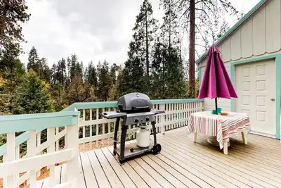 Image de Chaleureuses et confortables, les chalets sont situés à quelques minutes du lac Shaver, du village voisin et plus encore!