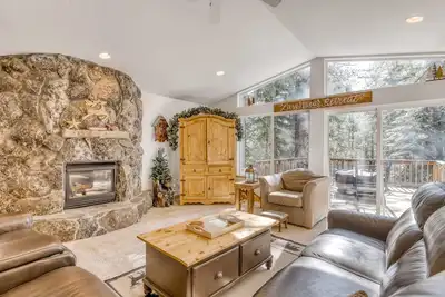 Image de Une retraite alpine familiale améliorée près du golf, du ski et de l'amusement du lac