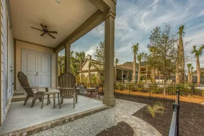 Image de Poolside Garden Cottage 35 - Tout le monde s'amuse au soleil!