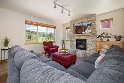 Image de Trailhead Lodges 424 de WPLCo | 7 personnes dans le centre-ville de Winter Park | Piscine + Commodités | Superbes vues!