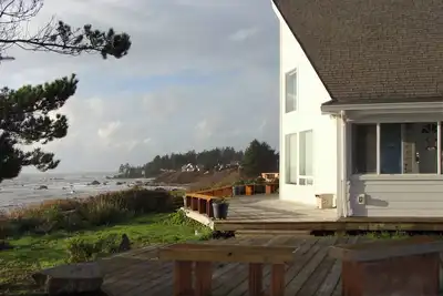 Image de Cottage en bord de mer avec bain à remous privé - profitez de l'océan depuis la terrasse ou le salon!
