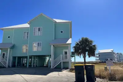 Image de Maison de plage spacieuse, nichée dans le quartier paisible de Fort Morgan.