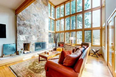 Image de Maison chaleureuse et accueillante avec bain à remous, piscine et plus encore!