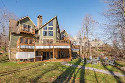 Image de Bord de l'eau Château- Lakefront Accueil w / Fire Pit & Hot Tub