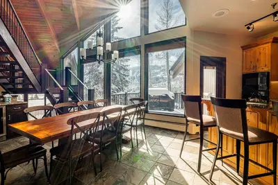 Image de Deer Valley. Mobilier contemporain de montagne. Spa privé.