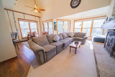 Image de Belle grande propriété de trois chambres à coucher dans North Keystone. C'est une navette facile vers les pistes. Cette propriété est parfaite pour une famille nombreuse ou un groupe d'amis. Mis à jour et joliment décoré avec des plafonds voûtés, vous. .