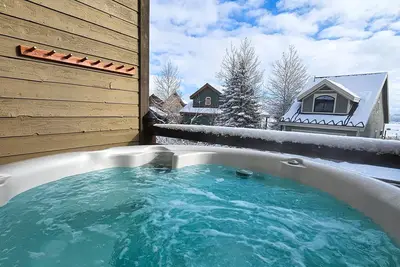Image de maison familiale confortable avec un bain à remous privé et une piscine communautaire et une salle de sport!