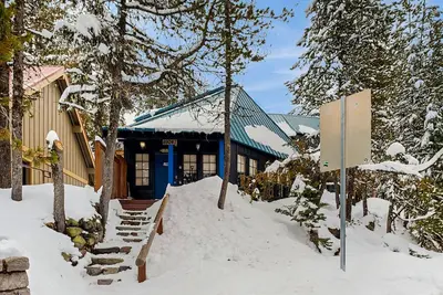 Image de Cabane rustique et sereine avec d'excellents accessoires de maison, à proximité du ski!