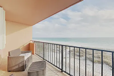 Image de Condo en bord de mer avec balcon privé donnant sur le sable blanc! Deux vélos inclus