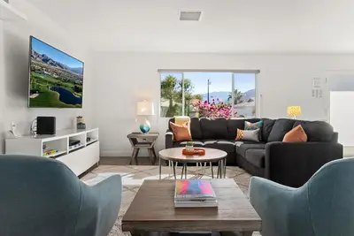 Image de Palm Springs Life - Cour arrière épique, piscine et spa