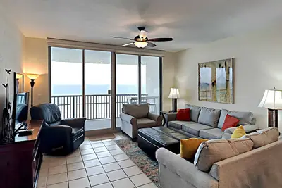 Image de Superbe vue sur la plage Condo à Emerald Dolphin ~ Grand, balcon privé et à quelques pas de la plage!