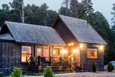 Image de Oceanfront cottage w \/ terrasse privée, foyer et vue imprenable - minutes de la ville!