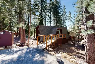 Image de Woodland maison dans un endroit calme avec terrasse, cheminée et options de divertissement