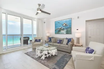 Image de Condo sophistiqué en bord de mer avec balcon privé!