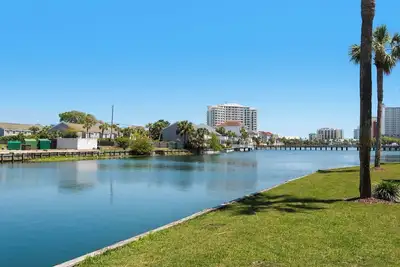 Image de Maisons de ville Shoreline Towers # 4-4 3br☀LakeFront☀Walk2BCH! Ouvert du 12 au 14 mai 760 $!