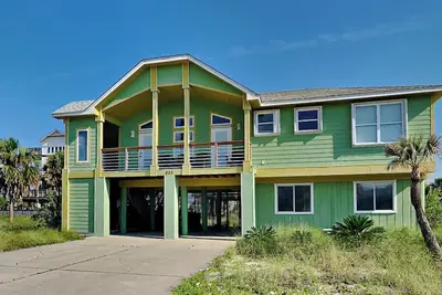 Image de Great Beach Home ~ À quelques pas de la plage avec vue partielle ~ Grill et balcon privés