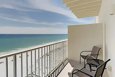 Image de Condo en bord de mer près de Casino Beach & Pier. Balcon privé avec une vue imprenable!