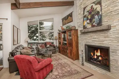 Image de Vail Village Condo, à pied de Golden Peak Lift / école de ski, boutiques et restaurants!