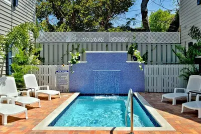 Image de Townhouse confortable, chien-friendly w / piscine partagée et cour - à pied de Duval et plus encore!
