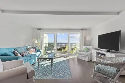 Image de 3br / 3ba Condo Oceanfront w / ascenseur. Nouvellement rénové en 2016!