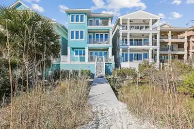 Image de Oceanfront w / Pool, vues incroyables, ascenseur, promenade privée et table de billard!