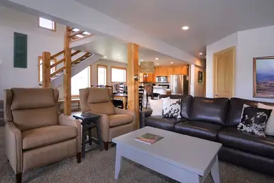 Image de Magnifique condo de ski in \/ out Paradise. Tout juste rénové! Animaux acceptés! 6ème jour gratuit