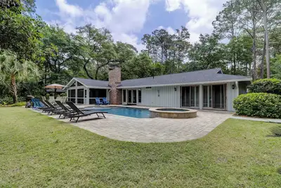 Image de 52 Gloucester - Zéro Entrée Piscine w / Spa tout à une maison privée.