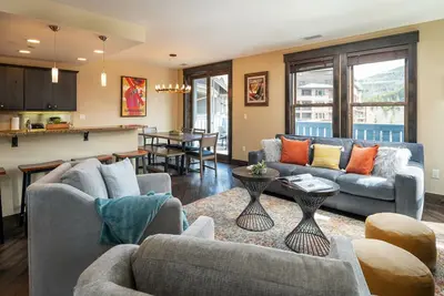 Image de Base Village Loft 104 de WPLCo | Zone de la base privée | Parking | Moderne et Nouveau