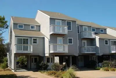 Image de 3 Chambres Barrier Dunes Townhome ~ Familial ~ Piscine communautaire et promenade à la plage ~ Parc d'état proche