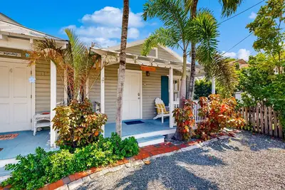 Image de Breezy Floride maison avec piscine partagée, chien-friendly - à pied de la plage!