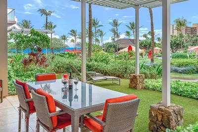 M. R. R. Présente Honua Kai Hokulani 105 - Cour intérieure au rez-de-chaussée 2br, à quelques pas de la plage / des piscines, grande pelouse, vue partielle sur l'océan!