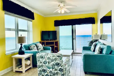 Image de Crystal Shores 1301 - Magnifique condo en coin avec nouveaux planchers et peinture! Vues magnifiques!