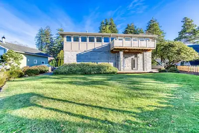 Image de Maison moderne au bord du lac avec quai privé, foyer, vue imprenable