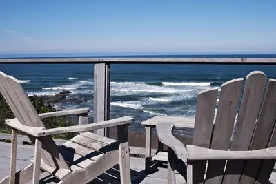 Image de Oceanfront w / immense terrasse et bain à remous. Ping pong. Accès à la plage