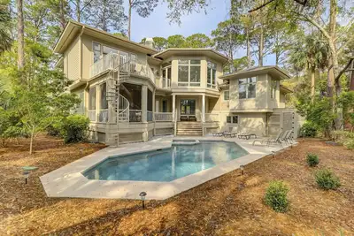Image de Ocean Home de 3ème rangée magnifiquement rénovée avec piscine et spa Gratuit!
